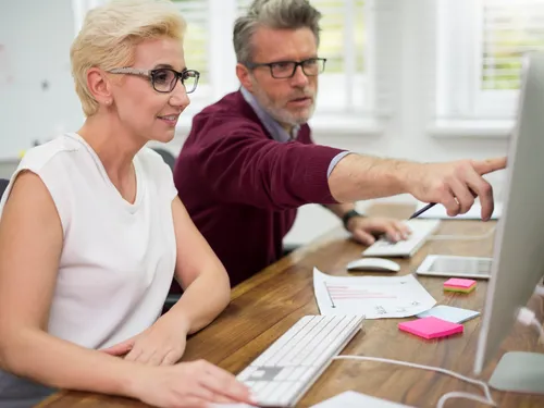 Man helping his partner work aangepast freepik scaled