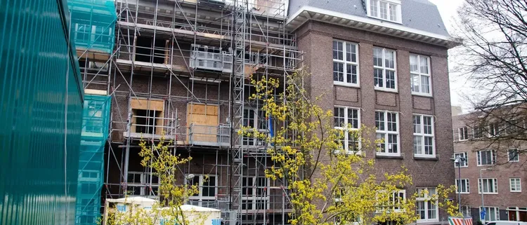 Gebouw in de steigers Fons Vitea Lyceum 390221e733238fad8fbe44b4b72ccd30