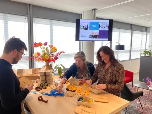 Team communicatie samen relatiepakket inpakken