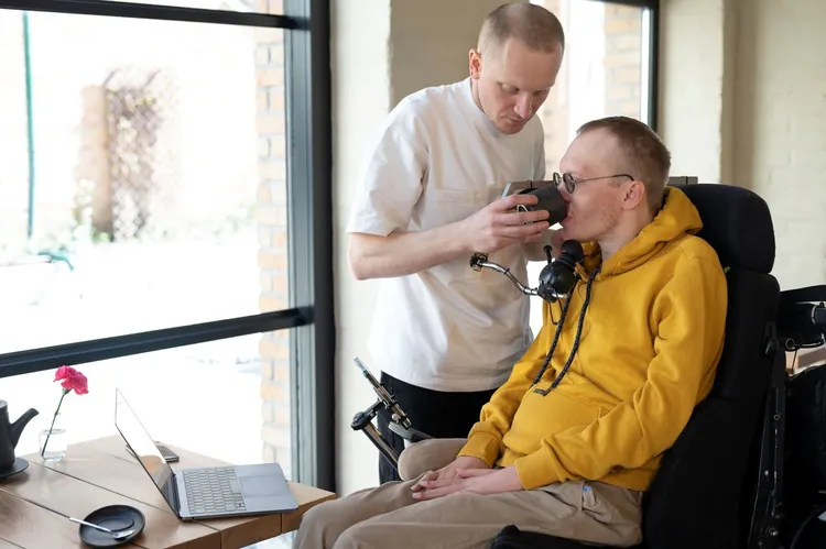 Vriend helpt man met beperking