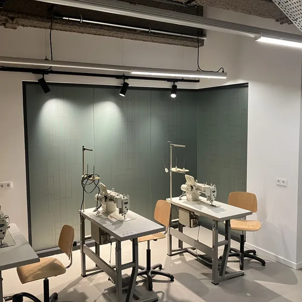 Interieur naaimachinetafels Summa Fashion Eindhoven