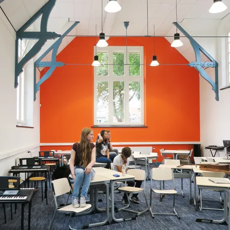 Kinderen zitten in en aan tafel ECL Haarlem Foto Koning Ellis Arch