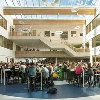 Volle aula Frits Philips Lyceum en Mavo foto Arjen Schmitz