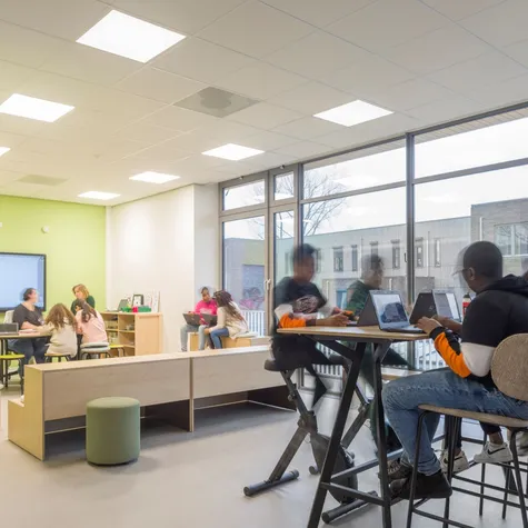 Kinderen in klaslokaal KC I Jsselmonde 1 foto No Label