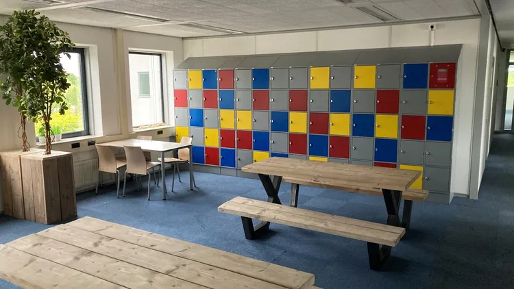 Lockers en zitruimte tijdelijke huisvesting GSG Guido Amersfoort