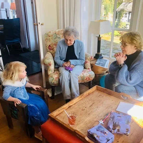 3 generaties oma dochter kleindochter foto Karin Meijer