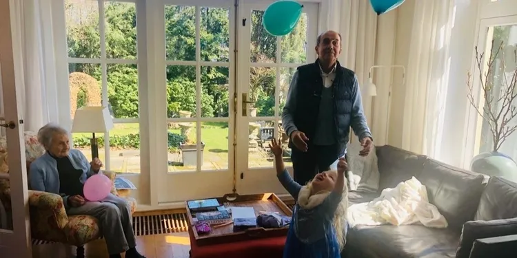 Huiskamer oma kleindochter foto Karin Meijer