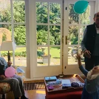 Huiskamer oma kleindochter foto Karin Meijer