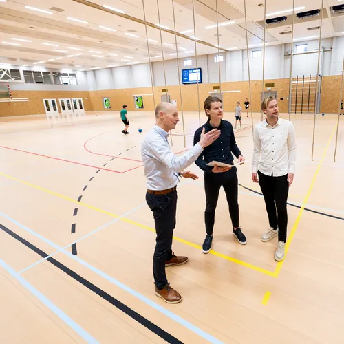 Adviseurs ICS in gymzaal bij Wolderhuus in Zuidwolde - pagina Onze Missie