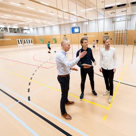 Adviseurs ICS in gymzaal bij Wolderhuus in Zuidwolde - pagina Onze Missie