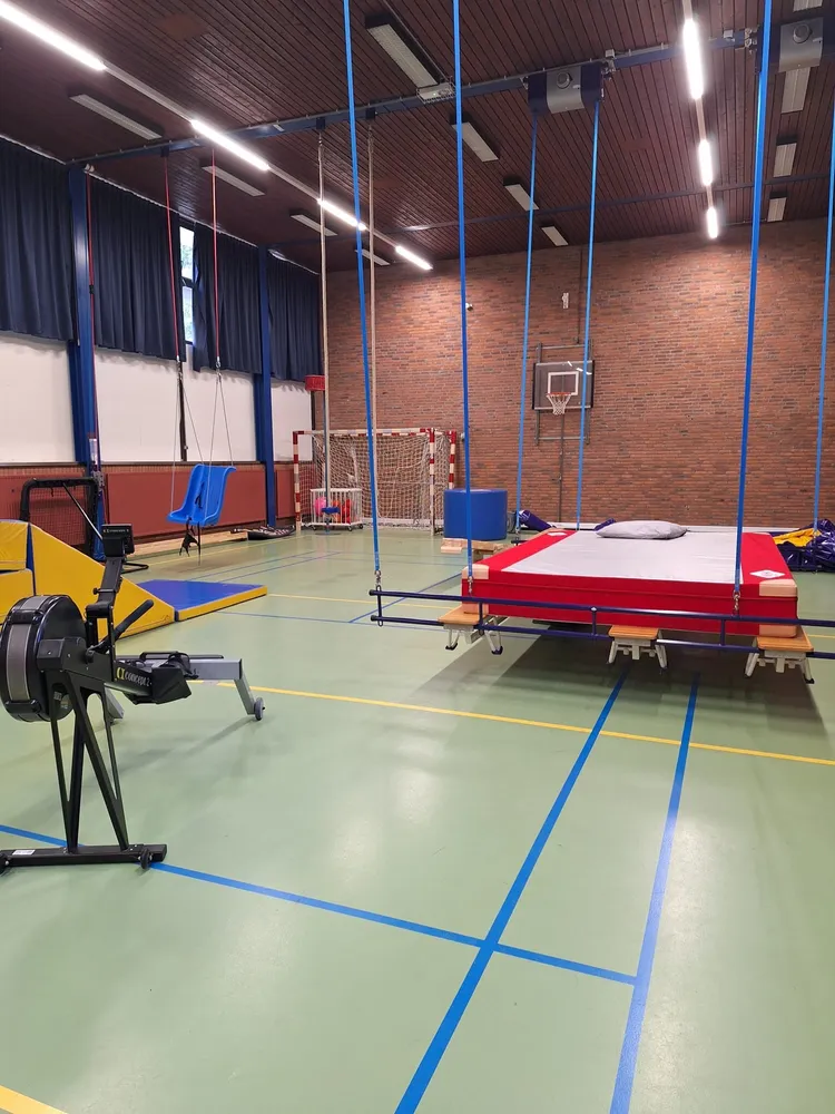Huidige gymzaal met vliegend tapijt Woon- en zorglocatie De Wissel Beetsterzwaag