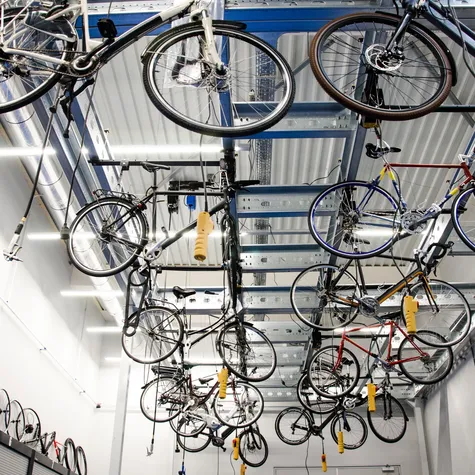 Fietsen aan plafond Nex Technician Amsterdam foto Barbara Trienen