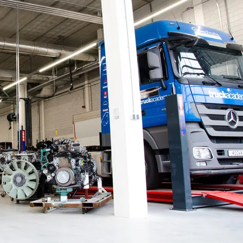 Garage met vrachtwagen Nex Technician Amsterdam foto Barbara Trienen