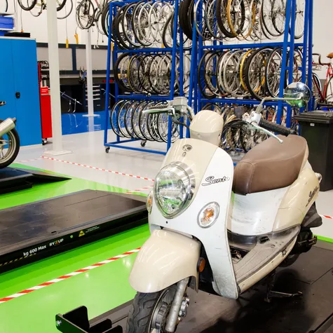 Scooter en fiets garage Nex Technician Amsterdam foto Barbara Trienen