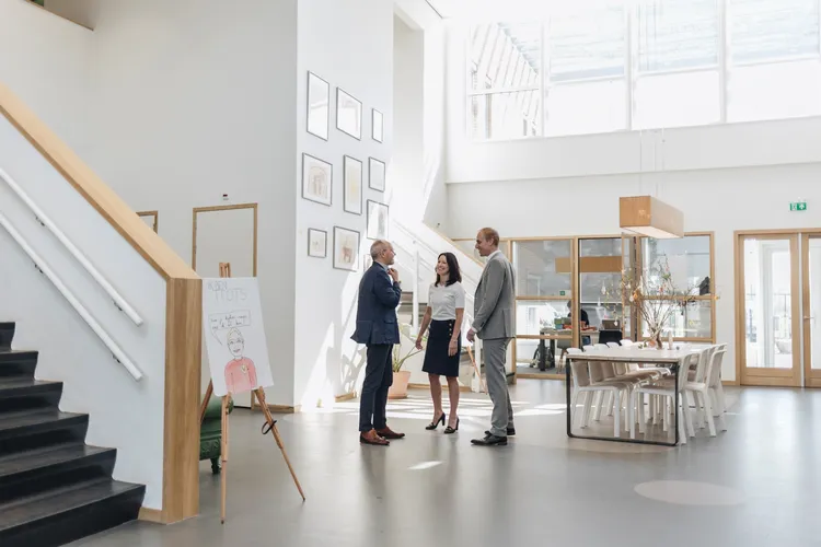 Janie Mooi Bram van der Kleij en Geert Looyschelder in de hal van Villa Vrolik Hilversum