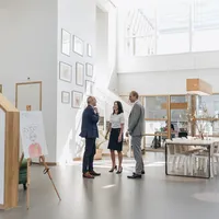 Janie Mooi Bram van der Kleij en Geert Looyschelder in de hal van Villa Vrolik Hilversum