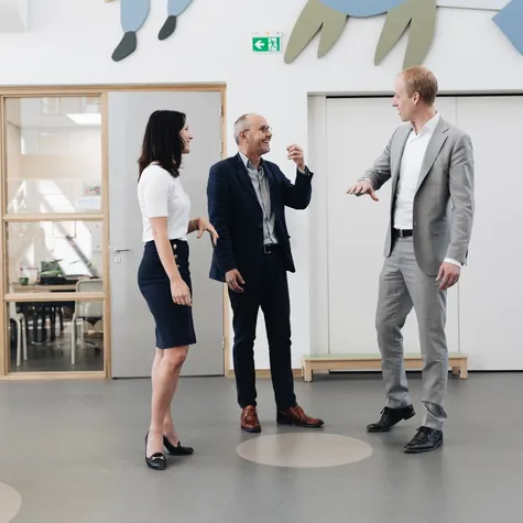 Janie Mooi Bram van der Kleij en Geert Looyschelder in de centralehal van Villa Vrolik Hilversum