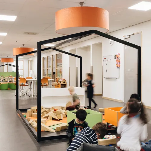 Spelende kinderen in IKC Villa Vrolik Hilversum foto Barbara Trienen