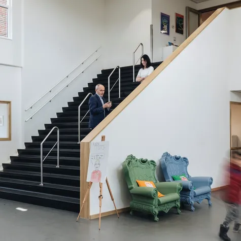 Trap binnen IKC Villa Vrolik Hilversum foto Barbara Trienen