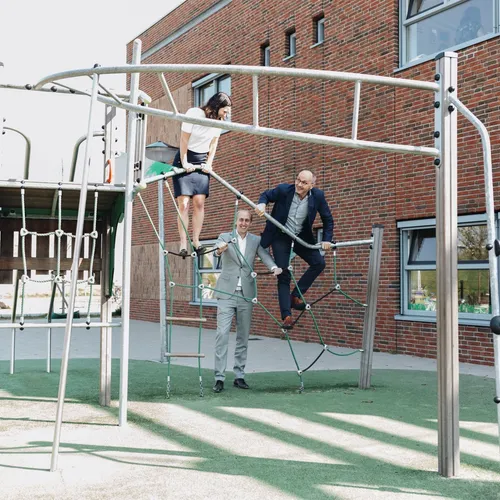 Janie Mooi Bram van der Kleij en Geert Looyschelder op het klimrek buiten Villa Vrolik Hilversum