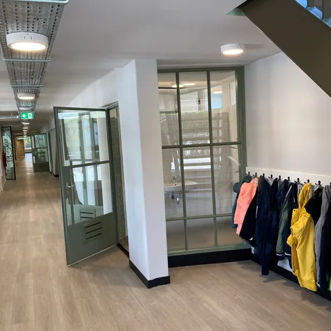 Jassen aan kapstok Boaz Jachinschool Elspeet