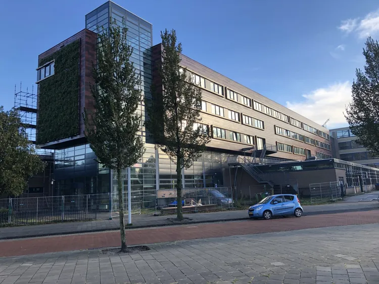 Mundus College buitenaanzicht met groene gevel IMG 1501
