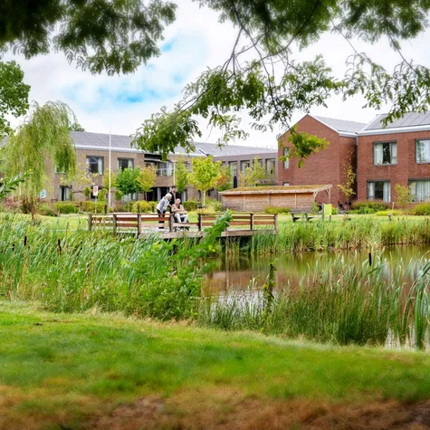 Gebouw en groene park woonzorgcentrum de Westerkim Hoogeveen
