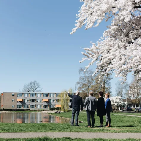 Oude gebouw en groene park woonzorgcentrum de Westerkim Hoogeveen