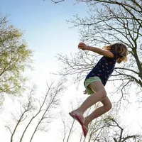 Kind springend in de lucht