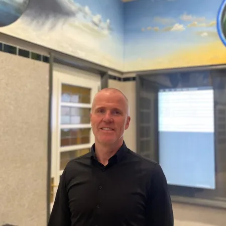 Rene van der Willigen in de hal van Berlage Lyceum Amsterdam