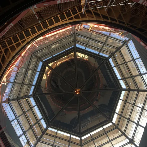 Blik naar boven in de dakkoepel van British School Amsterdam