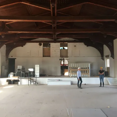 Binnenruimte met houten plafond British School Amsterdam