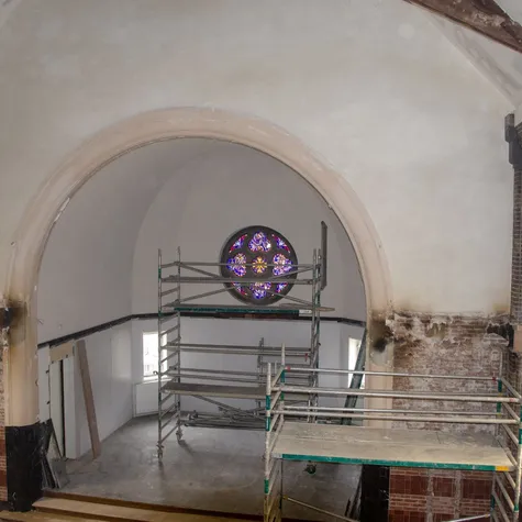 Binnenruimte met steigers Fons Vitea Lyceum