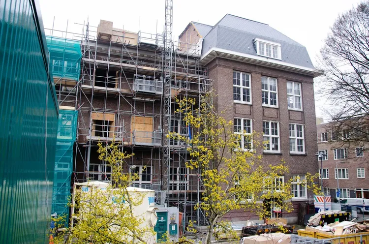Gebouw in de steigers Fons Vitea Lyceum