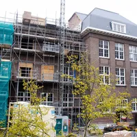 Gebouw in de steigers Fons Vitea Lyceum