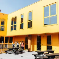 Dakterras gele gevel Hyperion Lyceum Amsterdam foto Barbara Trienen