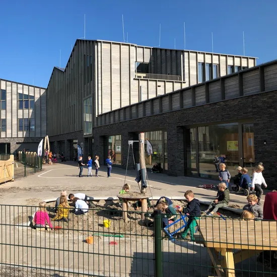 Kinderen buiten in de zandbak IKC De Vaart in Ter Aar