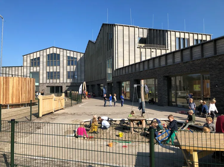 Kinderen buiten in de zandbak IKC De Vaart in Ter Aar