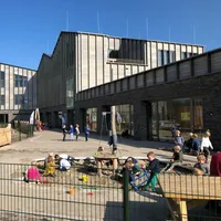 Kinderen buiten in de zandbak IKC De Vaart in Ter Aar