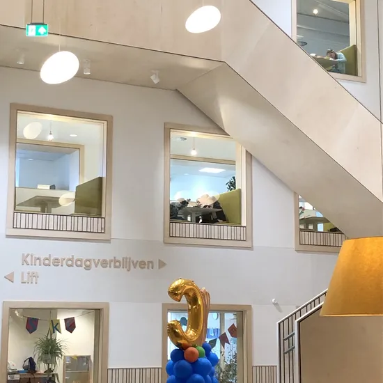 Trap binnen IKC De Vaart in Ter Aar