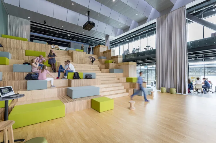 Aula met tribunetrap en zitblokken
