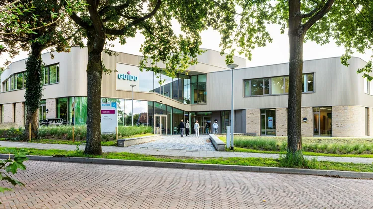 Gebouw GSG Guido Arnhem met bomen ervoor foto Femke van den Heuvel