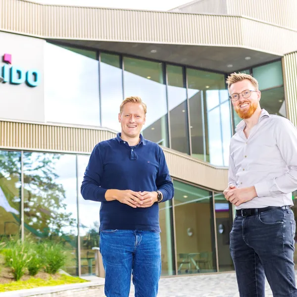 Erik Jan Hakvoort en Timon Bulten voor het gebouw GSG Guido Arnhem foto Femke van den Heuvel