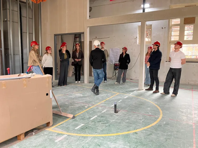 ICS collega's staan binnen locatie Berlage Lyceum Amsterdam te bekijken