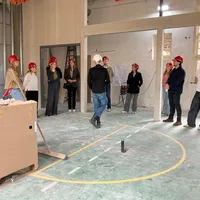 ICS collega's staan binnen locatie Berlage Lyceum Amsterdam te bekijken