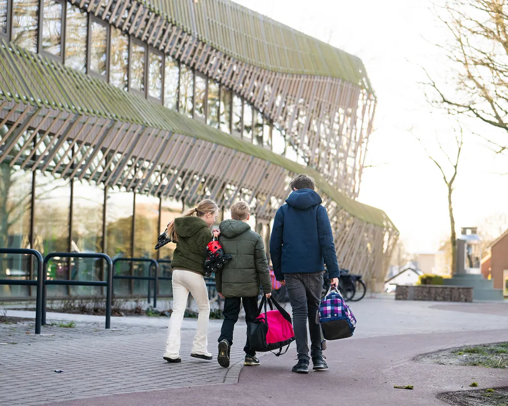 Scholieren met tassen