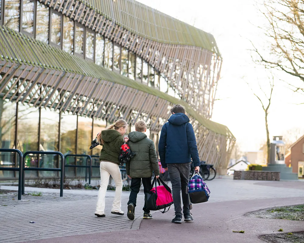 Scholieren met tassen