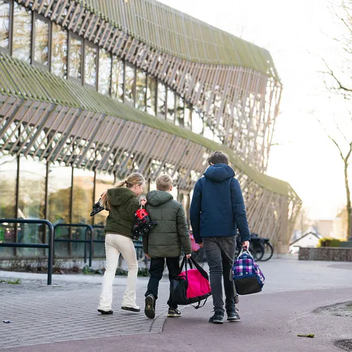 Scholieren met tassen