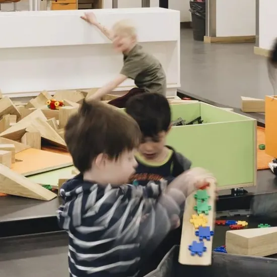 Binnen spelende kinderen bij IKC Villa Vrolik - foto Barbara Trienen