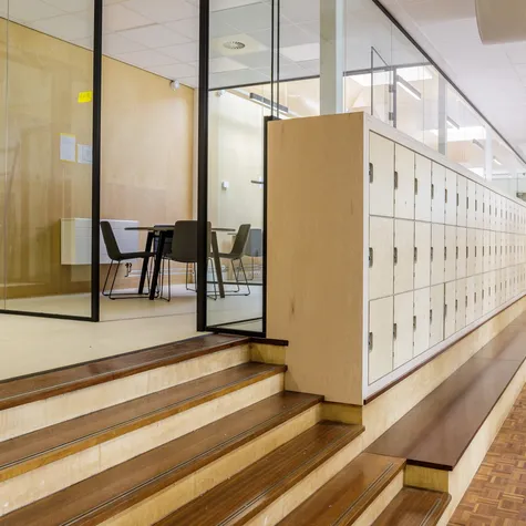 Trap en kluisjes bij Bornego College Heerenveen